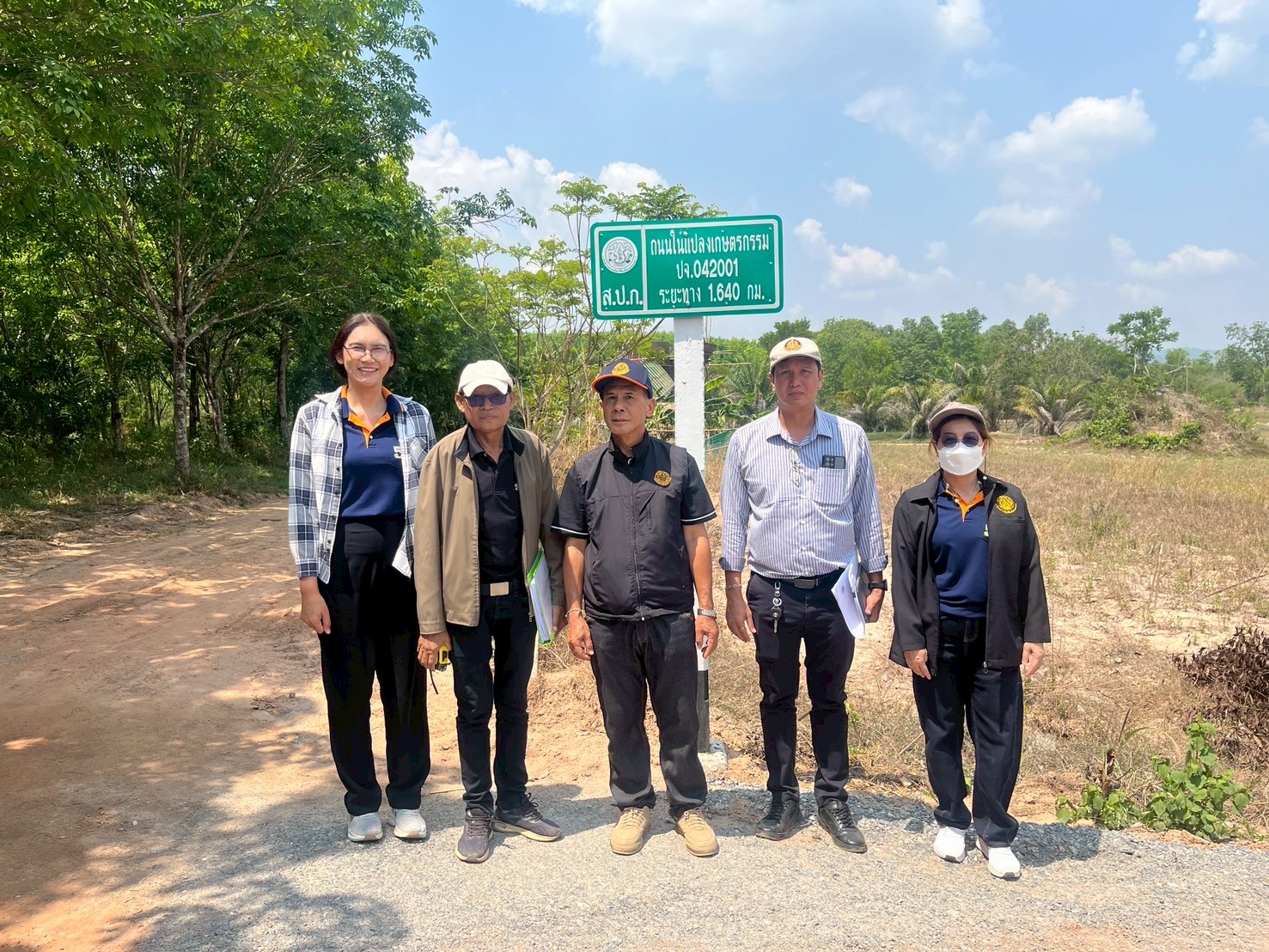 title - วันที่ 17 มีนาคม 2569 นายวิทูล ประดิษฐบุญ ปฏิรูปที่ดินจังหวัดปราจีนบุรี  มอบหมายให้ นายเชวงศักดิ์ อะปะมาตร ผู้อำนวยการกลุ่มงานช่างและแผนที่  นางรักษ์หทัยรัตน์ เมทนีกรชัย หัวหน้าฝ่ายบริหาร และเจ้าหน้าที่ ส.ป.ก.ปราจีนบุรี ลงพื้นที่ตรวจรับงานก่อสร้างถนนสายซอยในแปลงเกษตรกรรม ในเขตปฏิรูปที่ดิน ให้แก่เกษตรกรผู้ไร้ที่ดินทำกิน